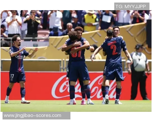 英超激战：拜仁与巴黎圣日耳曼1-1平局乌龙球引发争议判罚全场沸腾